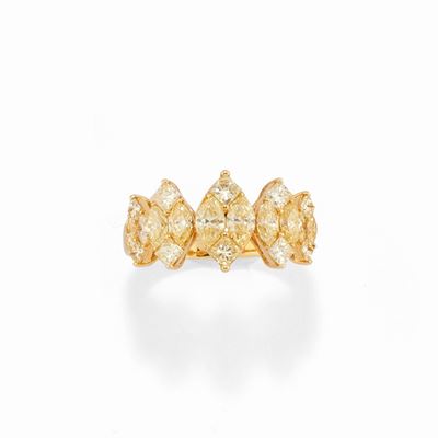 Anello in oro giallo 18k con diamanti incolore e fancy yellow