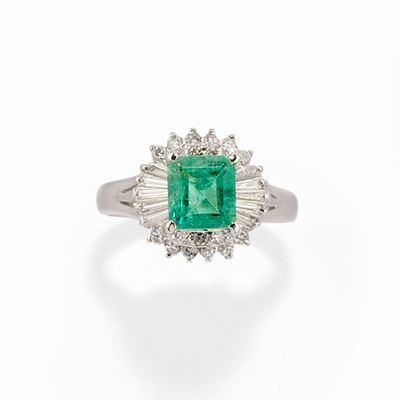 Anello in platino con smeraldo e diamanti