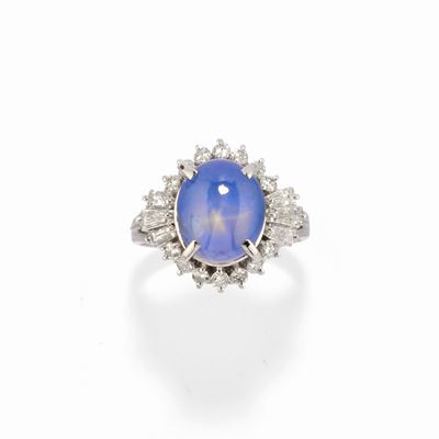 Anello in platino con zaffiro cabochon e diamanti