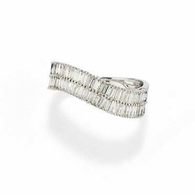 Anello in oro bianco 18k con diamanti taglio baguette