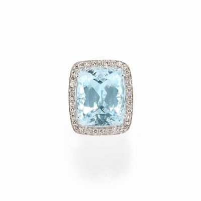 Anello con acquamarina e diamanti, oro bianco 18k