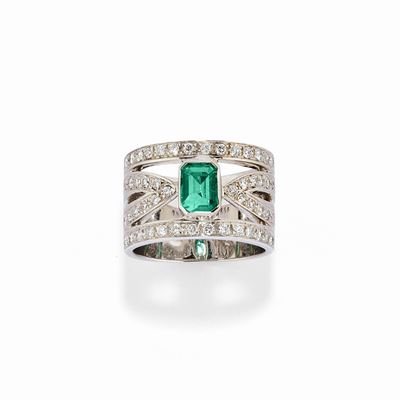 Anello con smeraldo taglio rettangolare e diamanti, oro bianco 18k