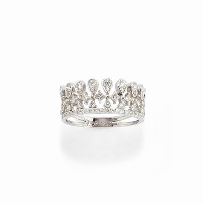 Anello in oro bianco 18k con diamanti taglio brillante e carrè, totale carati 0,80 circa