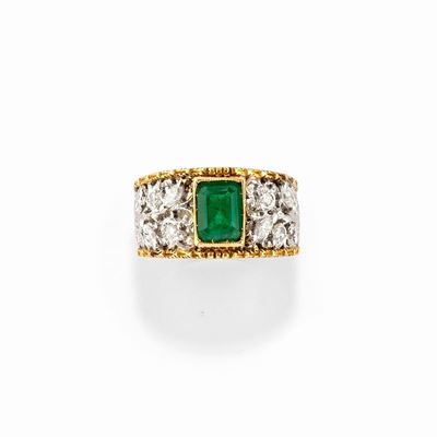 Anello con smeraldo taglio rettangolare e diamanti in oro bicolore 18k