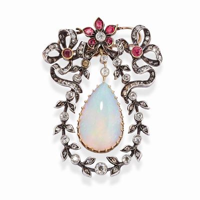 Pendente con opale, oro giallo bassa caratura e argento, XIX Secolo