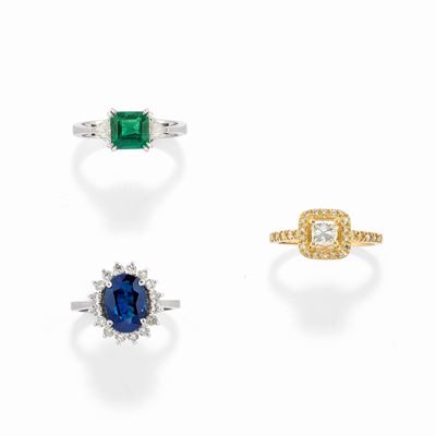 Tre anelli in oro bicolore 18k e 14k con gemme preziose e diamanti