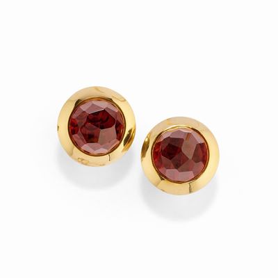 Orecchini in oro giallo 18k con granati rotondi