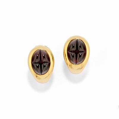 Orecchini in oro giallo 18k con granati ovali