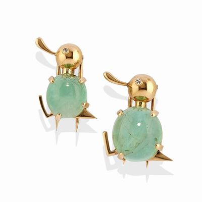 Due spille in oro giallo 18k con smeraldi cabochon e diamanti