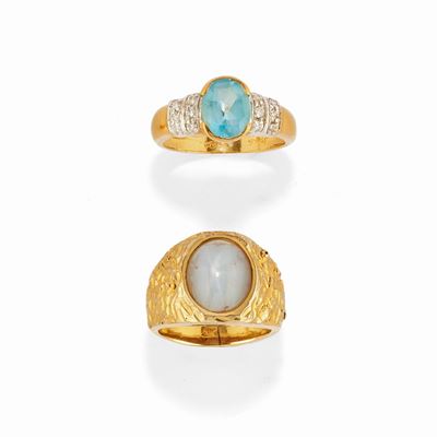 Due anelli in oro giallo 18k con calcedonio e topazio azzurro