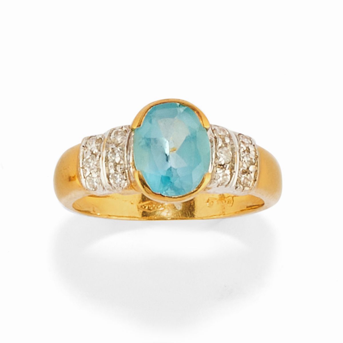 Due anelli in oro giallo 18k con calcedonio e topazio azzurro