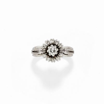 Anello in oro bianco 18k con diamanti taglio brillante e huit-huit