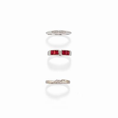 Tre anelli in oro bianco 18k con rubini e diamanti