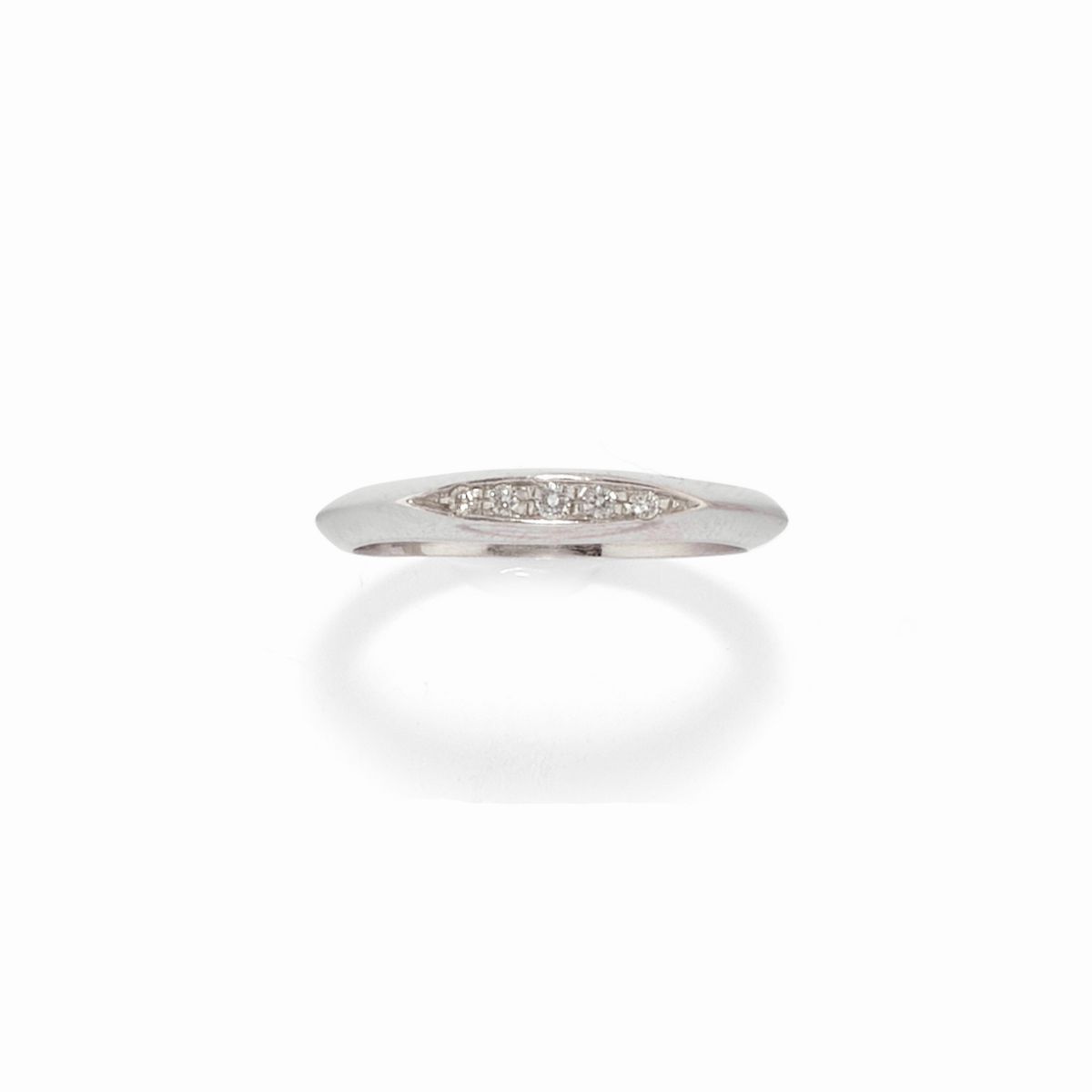 Tre anelli in oro bianco 18k con rubini e diamanti