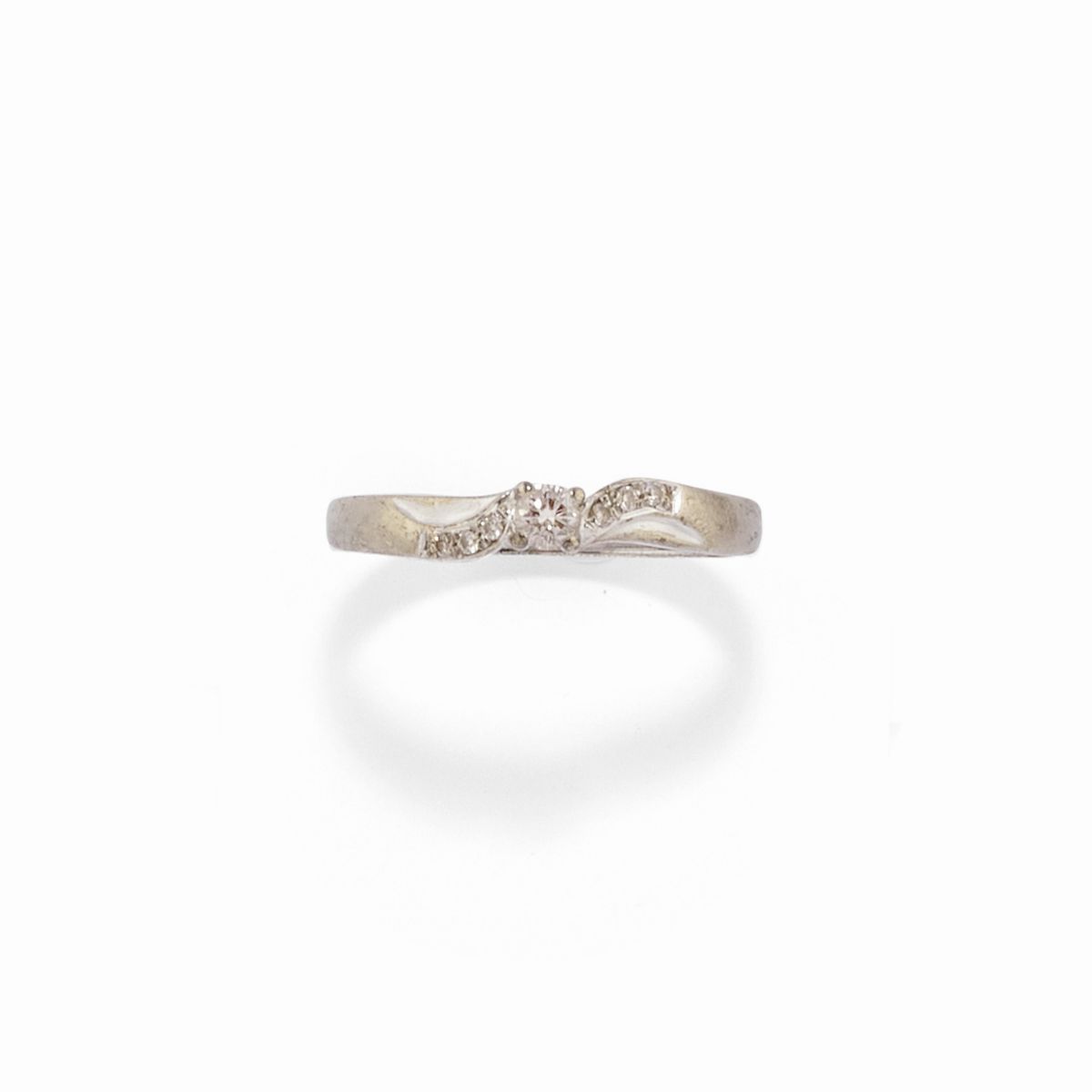 Tre anelli in oro bianco 18k con rubini e diamanti