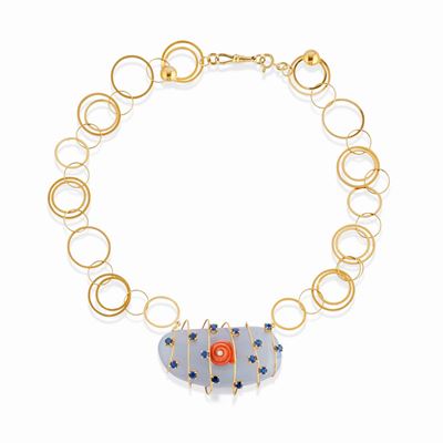Collana in oro giallo 18k con pietra dura, zaffiri e corallo