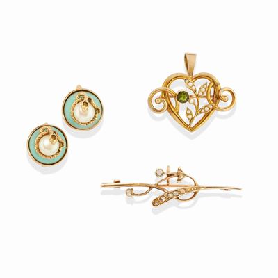 Due spille in oro giallo 18k e 9k con diamanti e perle, e una coppia di orecchini