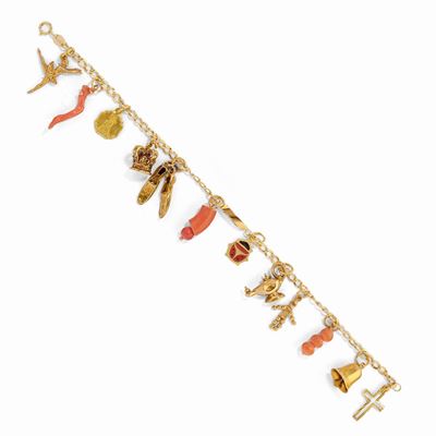 Bracciale charms, oro giallo 18k con pendenti in corallo e smalto