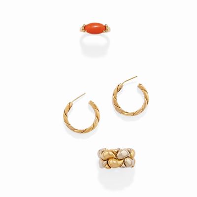 Due anelli in oro bicolore 14k e 18k e orecchini a cerchio