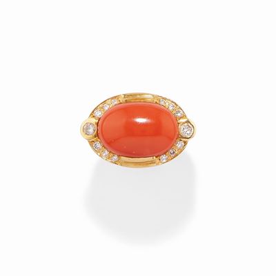 Anello con corallo ovale cabochon e diamanti, oro giallo 18k