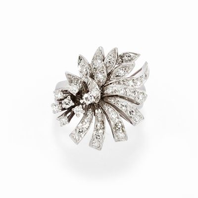 Anello fiore in oro bianco 18k con diamanti taglio huit-huit