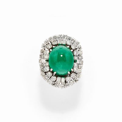 Anello con smeraldo colombiano di ct 16,52 in oro bianco 18k con diamanti