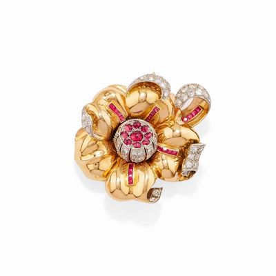 Spilla in oro bicolore 18k a forma di fiore con rubini e diamanti