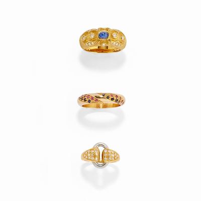 Tre anelli in oro bicolore 18k con zaffiri, rubini e diamanti