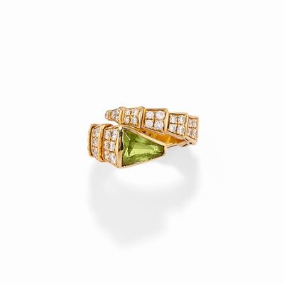 Anello 'Viper' in oro giallo 18k con diamanti e peridoto