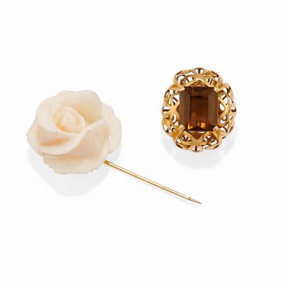 Due spille in oro giallo 18k con corallo bianco e topazio