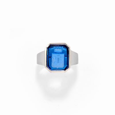 Anello con stemma nobiliare, oro bianco 18k