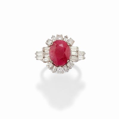 Anello con rubino ovali di circa 5,00 ct e diamanti in oro bianco 18k