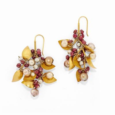 Orecchini pendenti in oro giallo 18k con rubini e perle coltivate