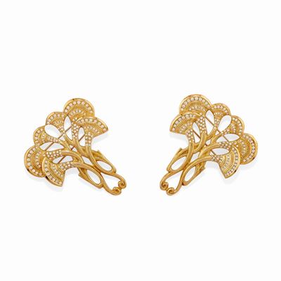 Coppia di spille in oro giallo 18k con diamanti taglio brillante, circa 3,00 ct