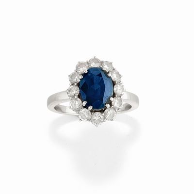 Anello con zaffiro ovale di ct 3,50 in oro bianco 18k con diamanti