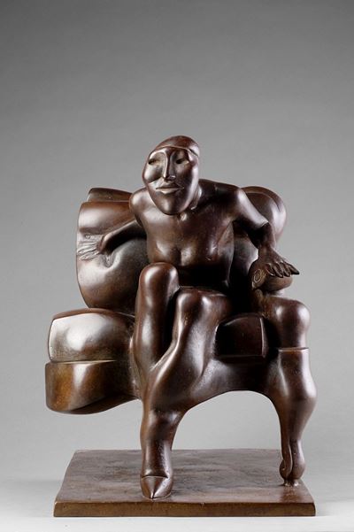 Figura seduta in bronzo