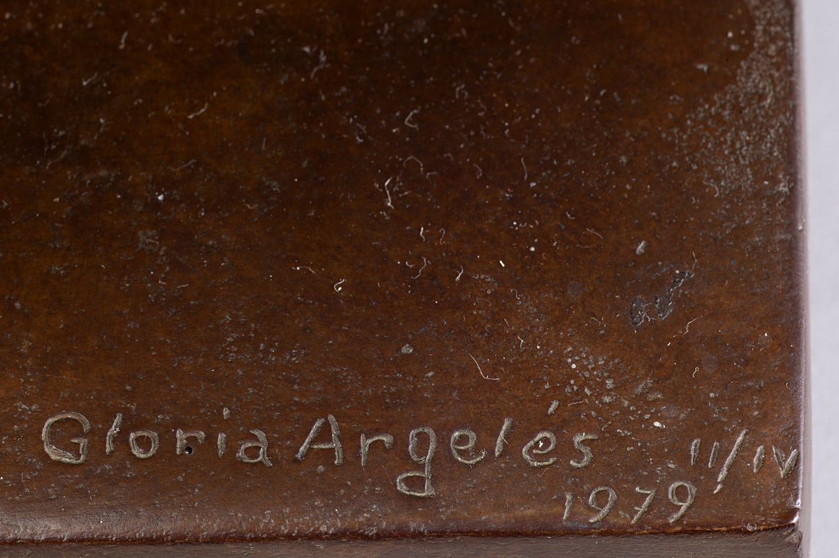 Gloria Argeles - Figura seduta in bronzo