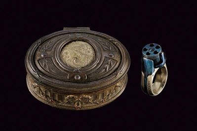 "le Petit Protector", Anello-revolver a Spillo con Custodia