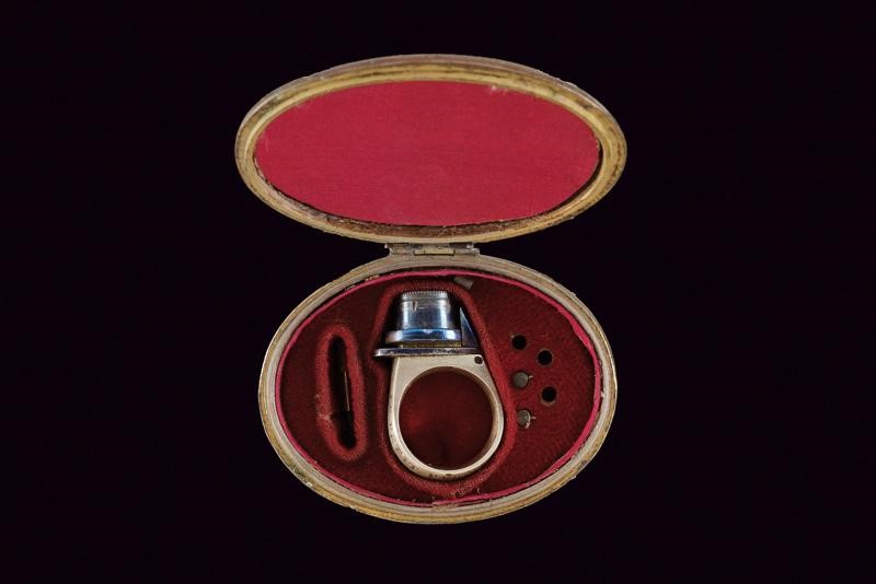 "le Petit Protector", Anello-revolver a Spillo con Custodia