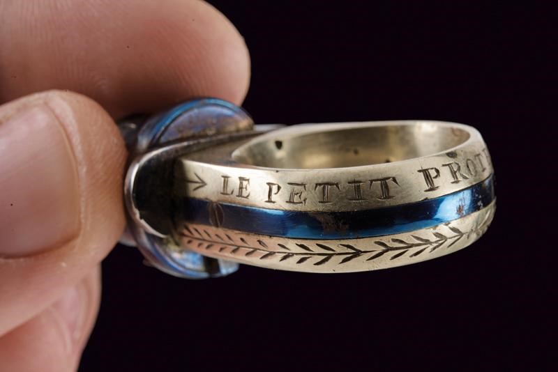 "le Petit Protector", Anello-revolver a Spillo con Custodia