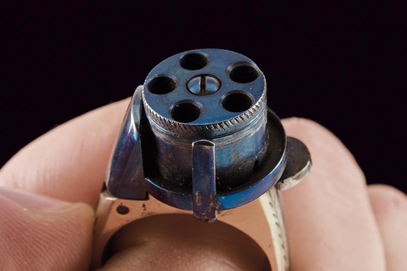"le Petit Protector", Anello-revolver a Spillo con Custodia