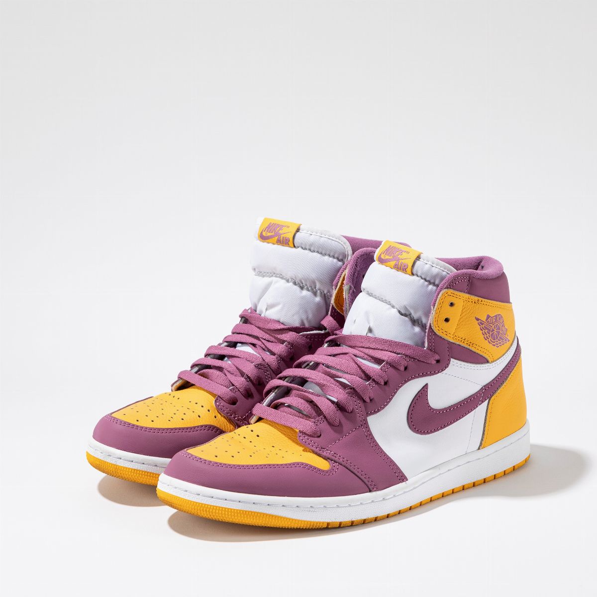 Michael Jordan - Jordan 1 Retro High OG Brotherhood autographed by 