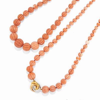Due collane in corallo, realizzate in oro 18k e argento dorato