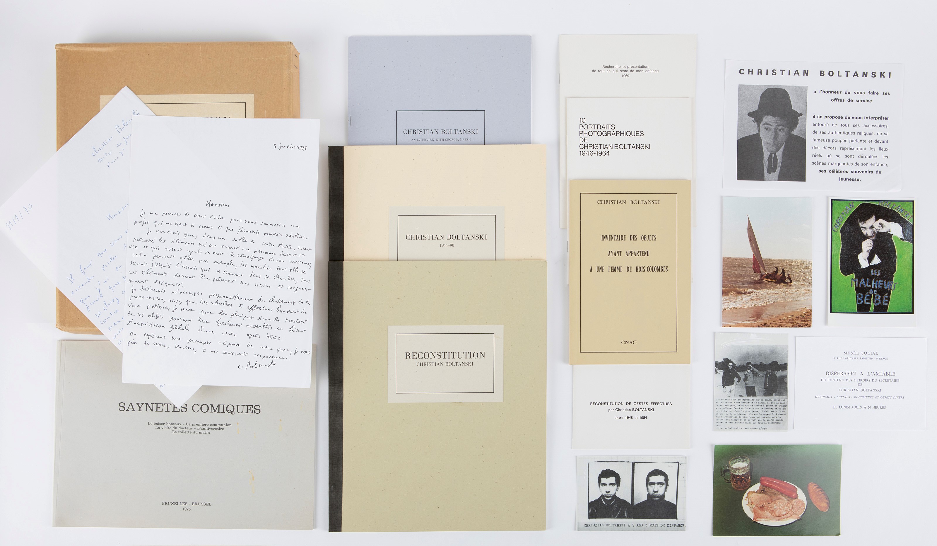 Christian Boltanski (rif.) - Reconstitution - Scatola editoriale completa con 18 elementi