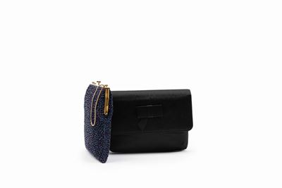 Composizione di accessori moda, pochette in raso nero e borsa da sera in tessuto blu ricamato