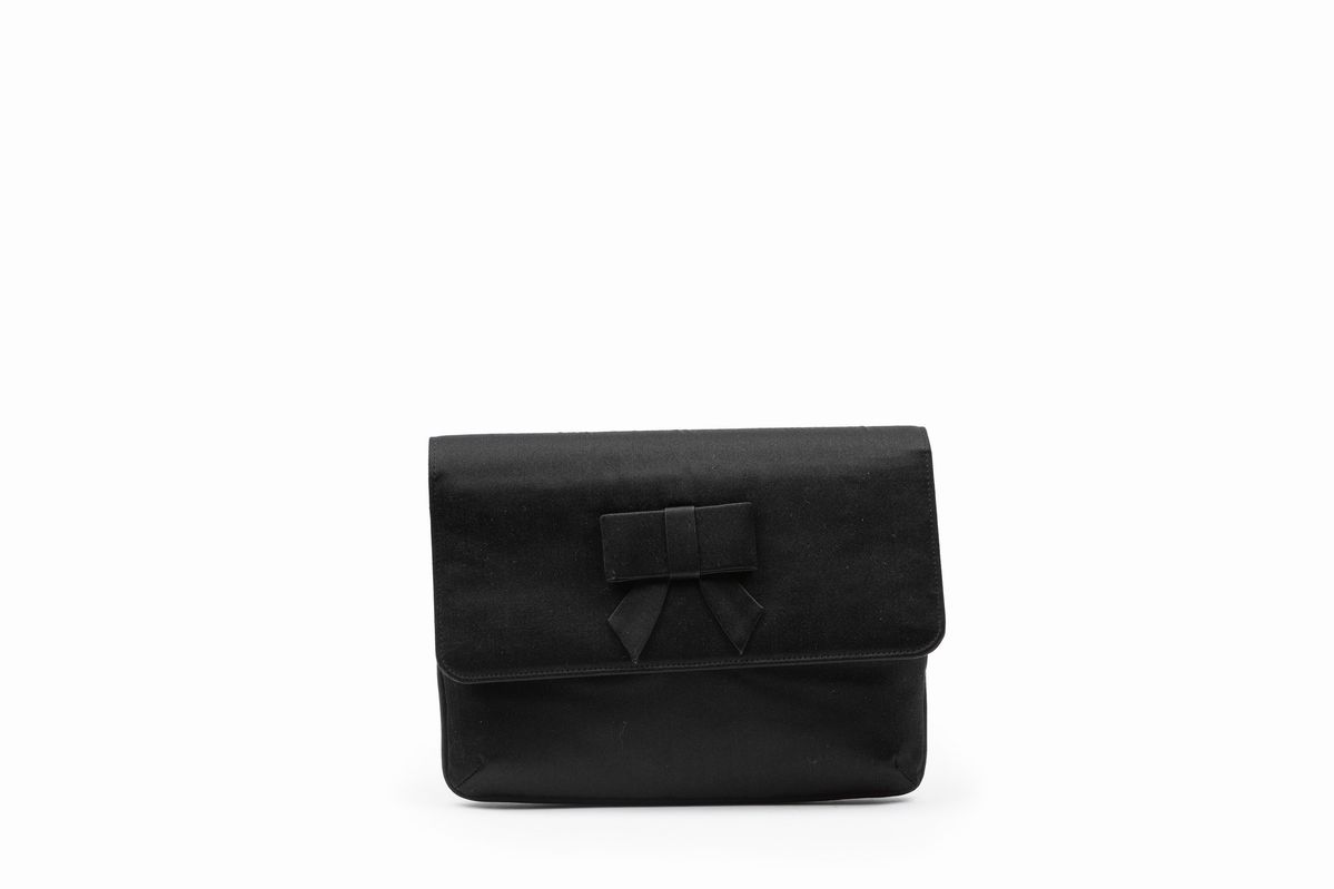 Gucci - Composizione di accessori moda, pochette in raso nero e borsa da sera in tessuto blu rica...