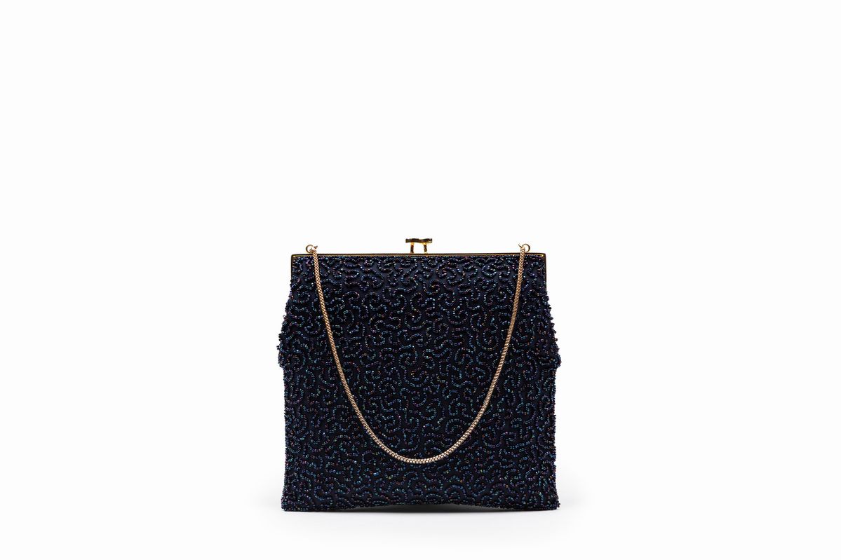Gucci - Composizione di accessori moda, pochette in raso nero e borsa da sera in tessuto blu rica...