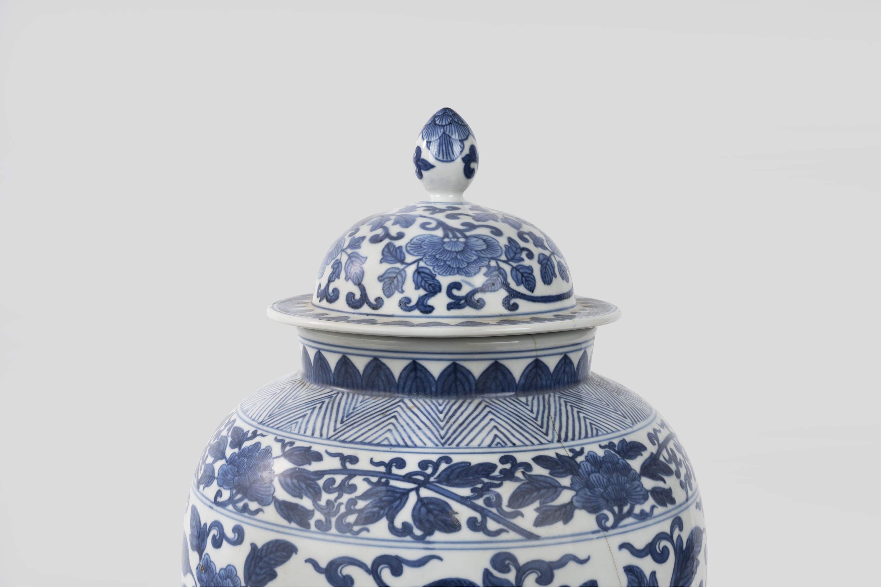 Vaso in Porcellana Bianca e Blu con Coperchio, Cina Secolo XX