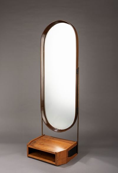 Specchio da terra, struttura in legno con dettagli in ottone, circa 1960