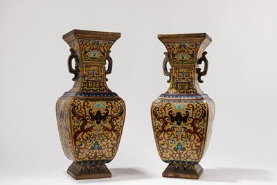 Cina, Coppia di vasi in cloisonné, h cm 49,5, inizio XX secolo